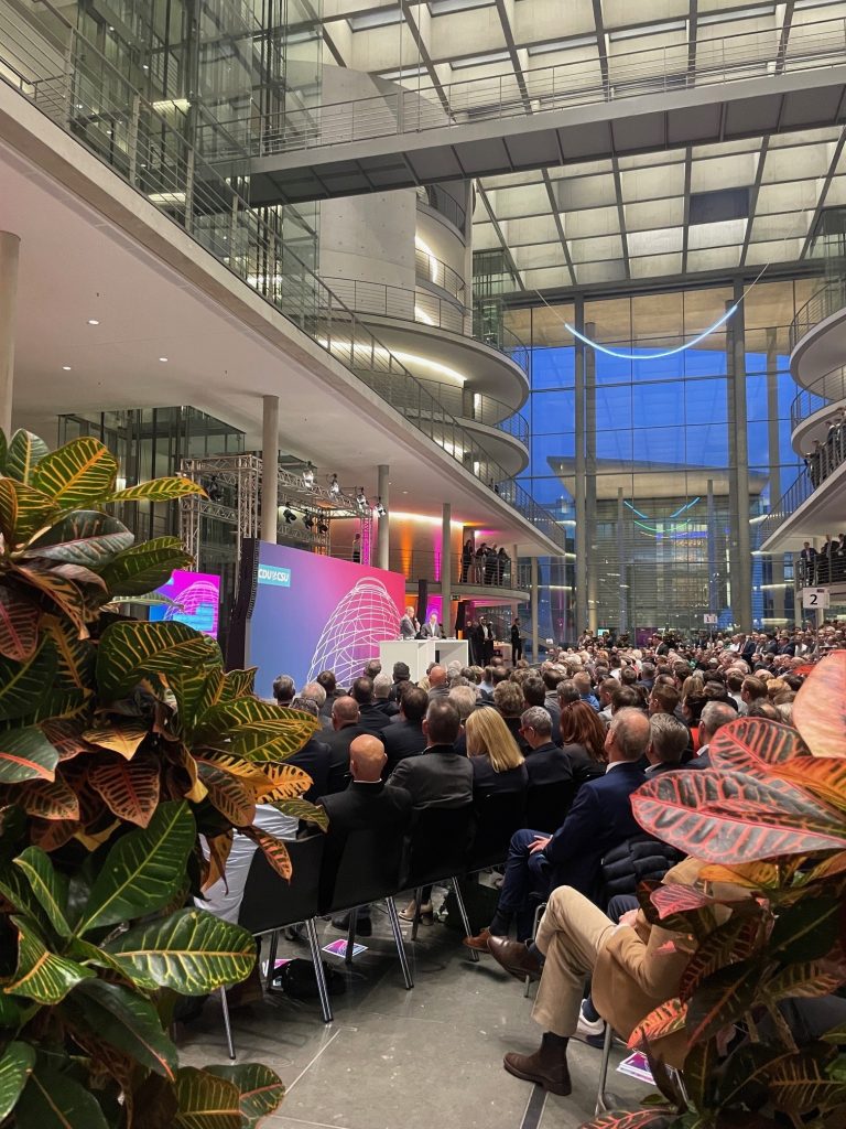 800 Unternehmer aus ganz Deutschland kamen nach Berlin zum offenen Mikrofon in den Bundestag.